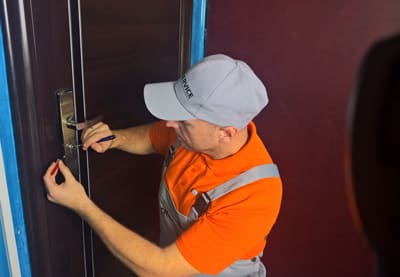 Работа с запорными устройствами.