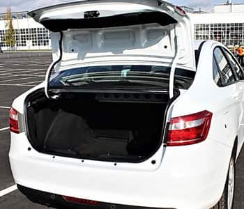 открытая багажная крышка авто
