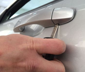 Вставка альтернативного ключа в замочную скважину автомобила