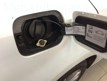 Открыть лючок бензобака VW