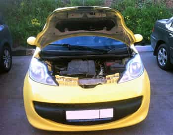 Открыть капот Peugeot 107