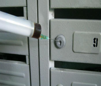 нестандартный метод открытия почтового замка