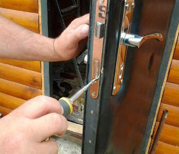 Реставрация входной двери как справиться с коррозией металла