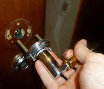 Установка дверной ручки с замком