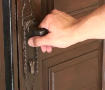 Как закрыть дверь без замка?