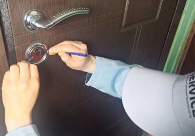 Открытие двери.