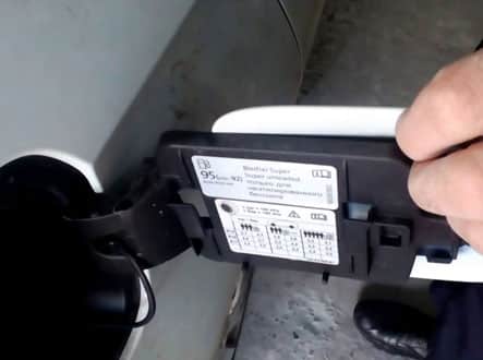 Открыть лючок бензобака Land Rover Discovery