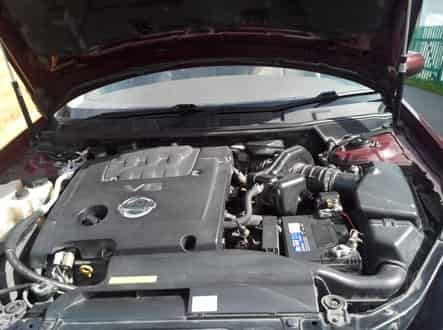 Открыть капот Nissan Teana