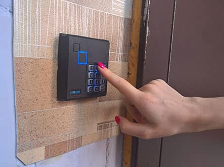 Открыть электронный замок