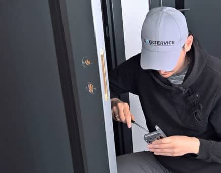 Ремонт запирающего механизма.
