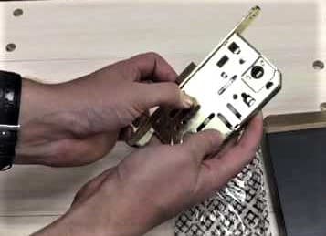 Поменять язычок в замке.