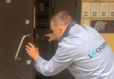 Замена дверных замков.