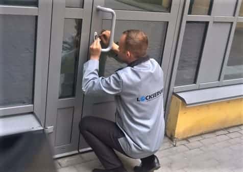 Поменять замок на пластиковой двери.