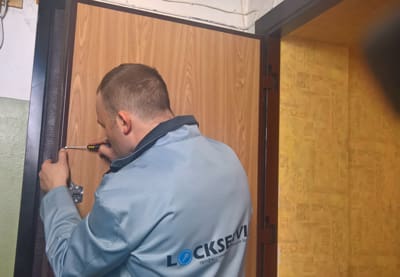 Работа с дверями и фурнитурой.