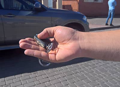 С пульта не открывается машина.