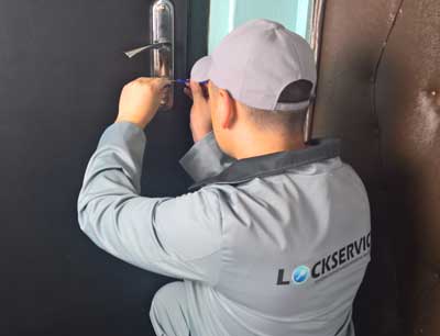 Вскрытие замка мастером Locksrrvice.