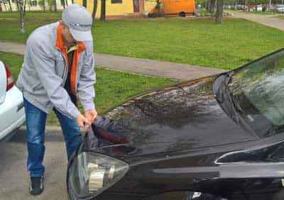Мастер Lockservice открывает капот.