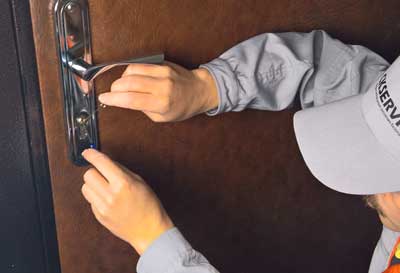 Работник LOCKSERVICE.