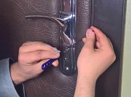 Крупный план - слесарь открывает замочный механизм