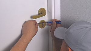 Мастер LOCKSERVICE открывает замок