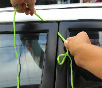 как открыть авто с помощью веревки
