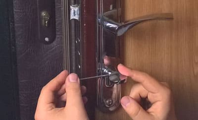 Замена личинки ручки дверей.
